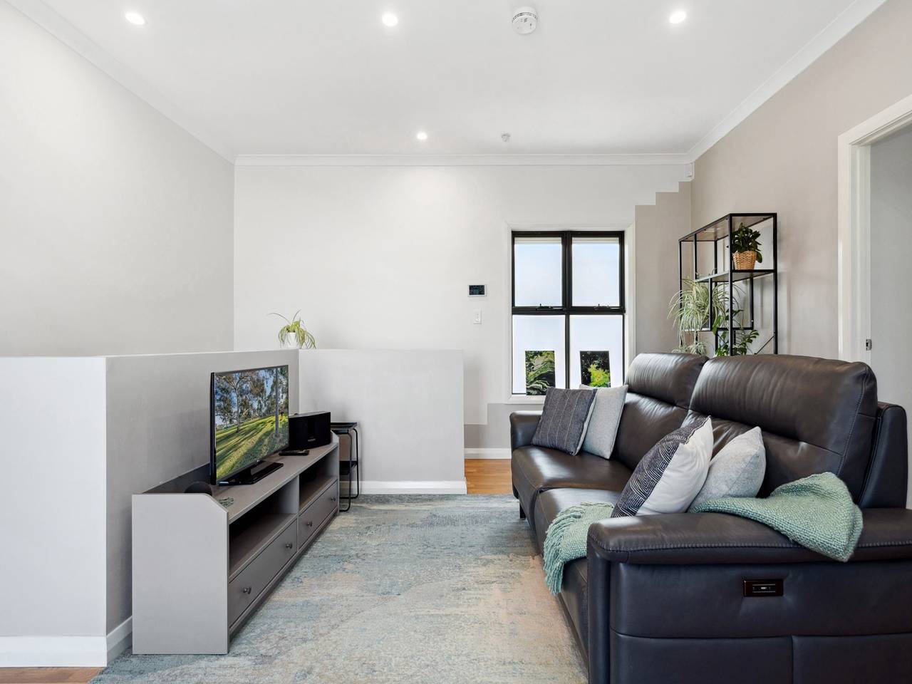 Entire apartment, Bright 2-Bed Townhouse with Balcony & Garage in Adelaide, South Australia