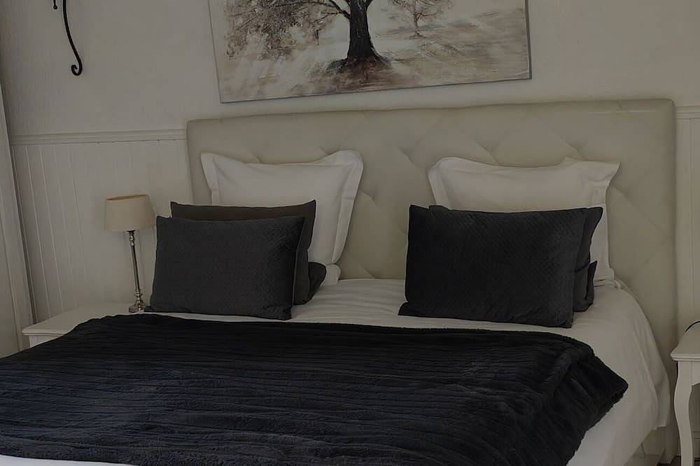 Entire apartment, Studio-Cottage-Ensuite with Shower-Courtyard view in Crest, Die region