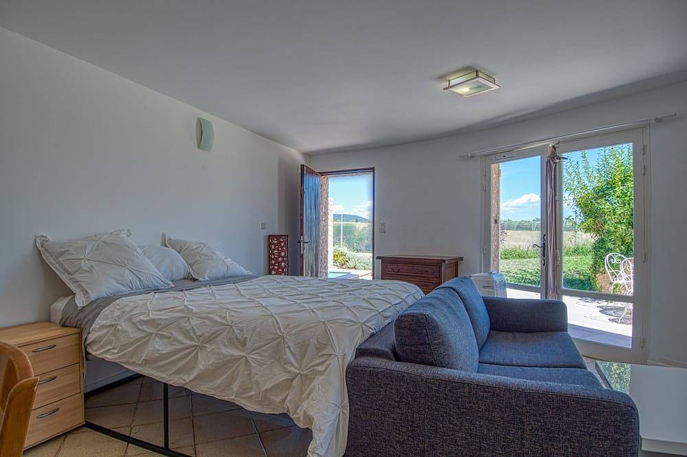 Villa Avec Terrain de Tennis Privé et Piscine in Cucuron, Regionaler Naturpark Luberon