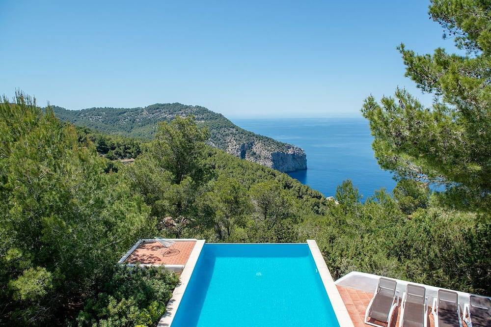 Esplendida y moderna villa con espectaculares vistas al mar desde lo alto de una colina in San Juan Bautista, Ibiza Norte