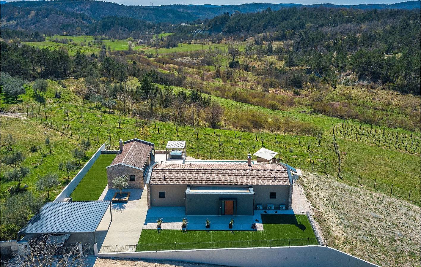 Modern appartement met 2 slaapkamers, zwembad en wifi, vlak bij het centrum van Lesišćina in Buzet, Centraal Istrië
