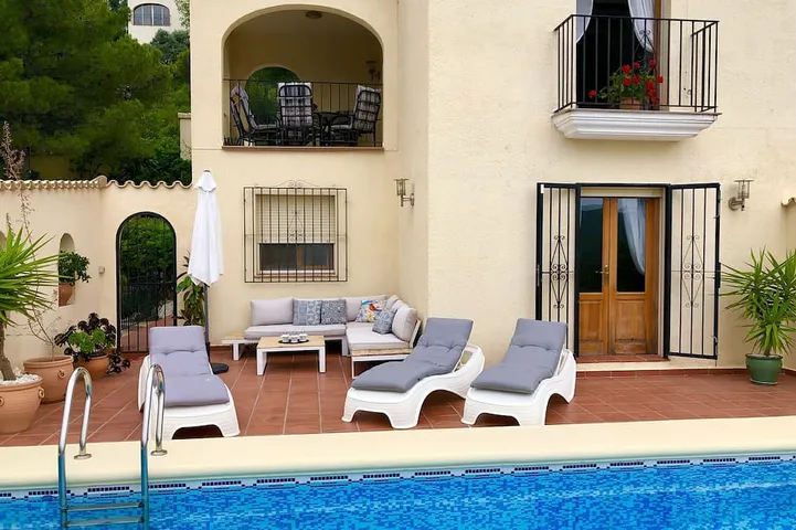 Villa for 8 people, with garden and balcony - 1