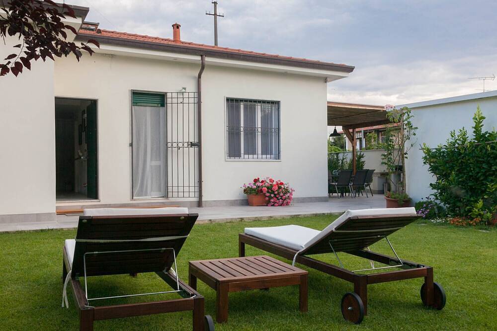 Modernes Haus mit großem umzäunten Garten. in Marina di Carrara, Carrara