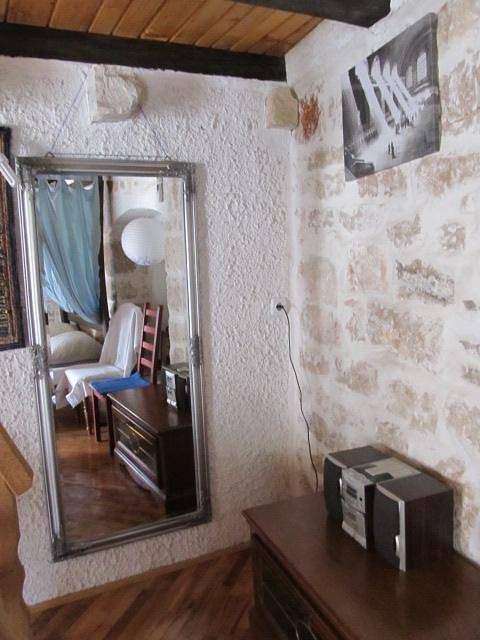 Ganze Ferienwohnung, 2etage app mit Terasse und Garten 60meter von Meer in Betina, Murter