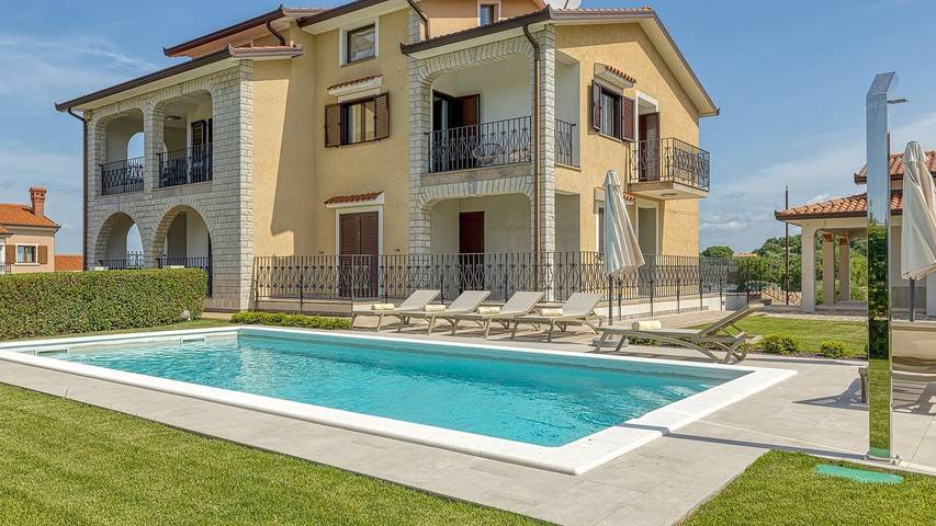 Ferienhaus für 6 Personen, mit Pool und Garten