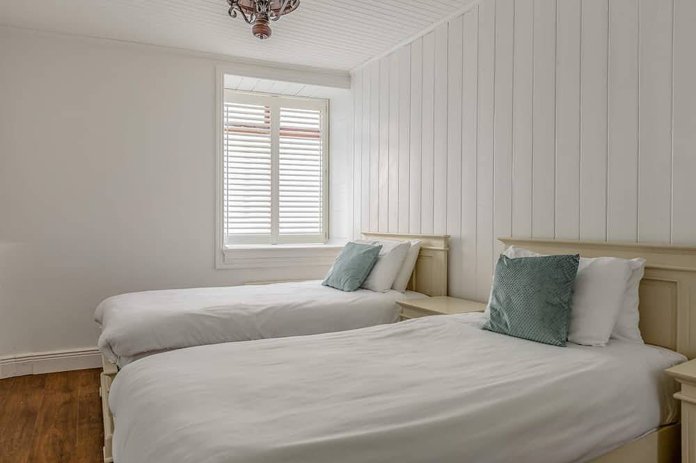 Cross Seas House - Ireland's Closest House to the Sea , Cross Seas - 2 Bedrooms: 1 Double Rooms, 1 T in Lahinch, County Clare