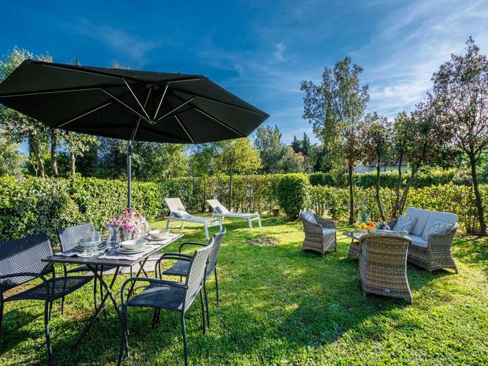 Appartamento vacanze per 4 persone, con piscina e giardino, adatto a famiglie con bambini a Lucca