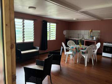 Location de vacances pour 4 personnes, avec jardin ainsi que vue et terrasse dans Fare