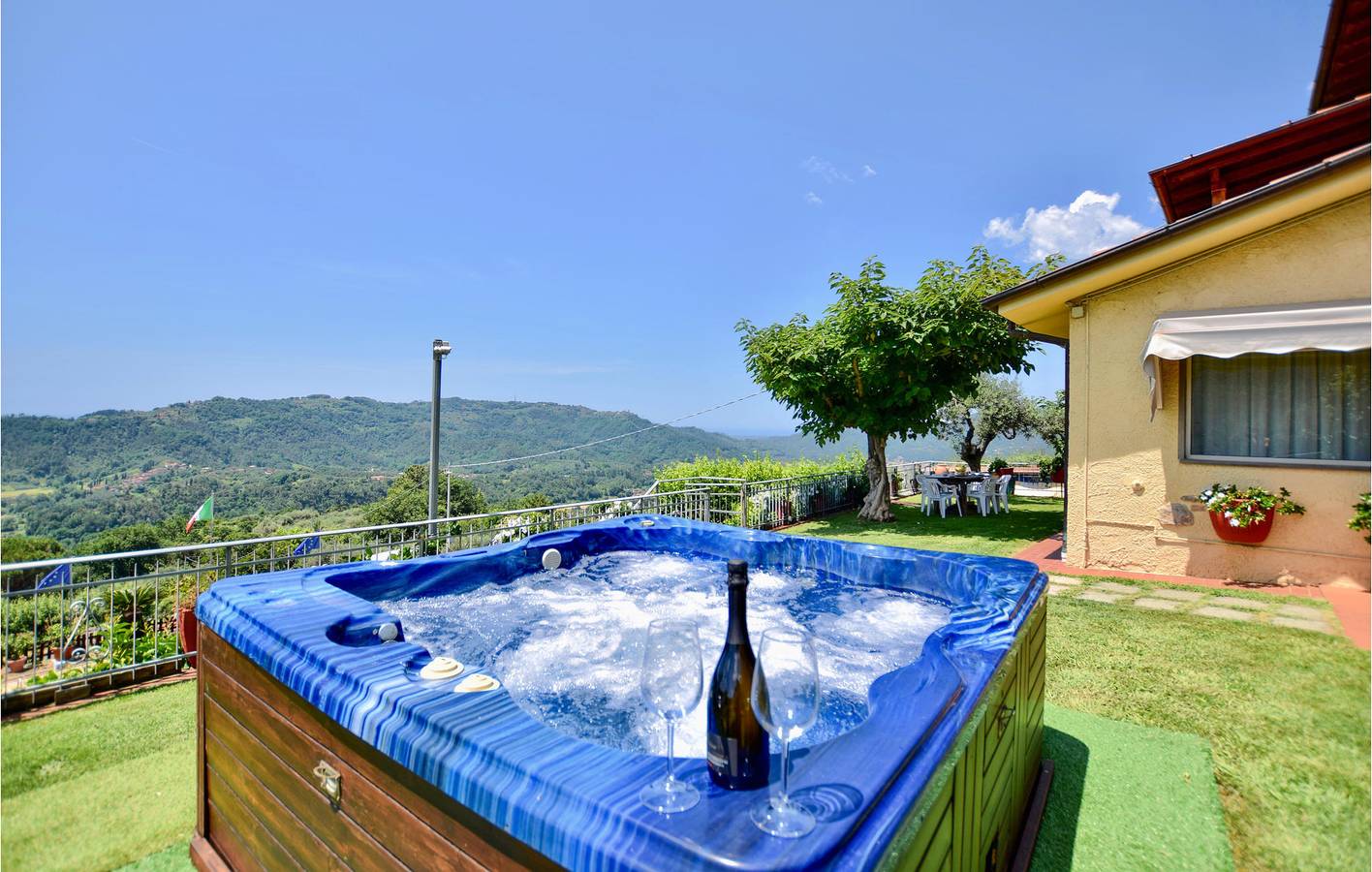 Accogliente appartamento con piscina e parcheggio, vicino al ristorante in Camaiore (Toscana), Riviera Toscana