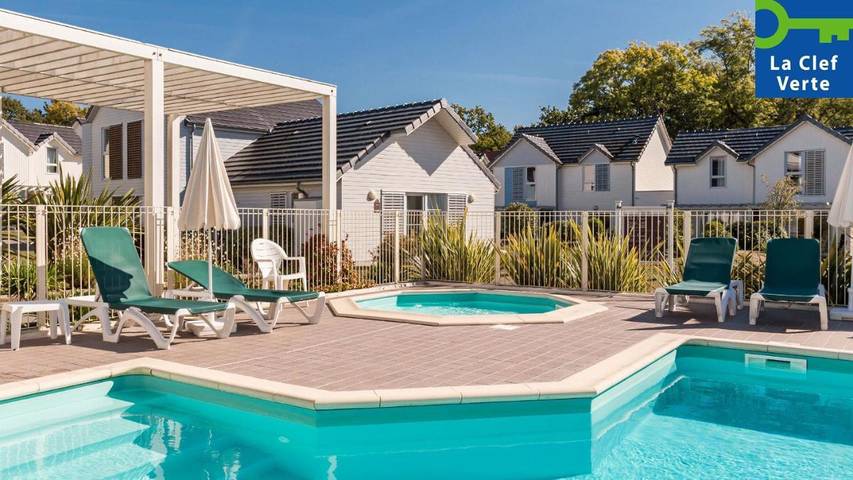 Appart’hôtel pour 6 personnes, avec piscine et bassin pour enfant ainsi que jardin et sauna
