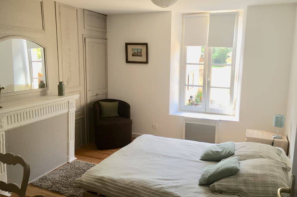 Entire apartment, Gite / apartment in castle outbuildings in Commes, Bayeux region
