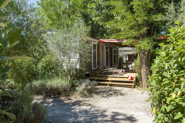 Camping pour 10 personnes, avec terrasse ainsi que piscine et jardin, adapté aux familles à Fréjus