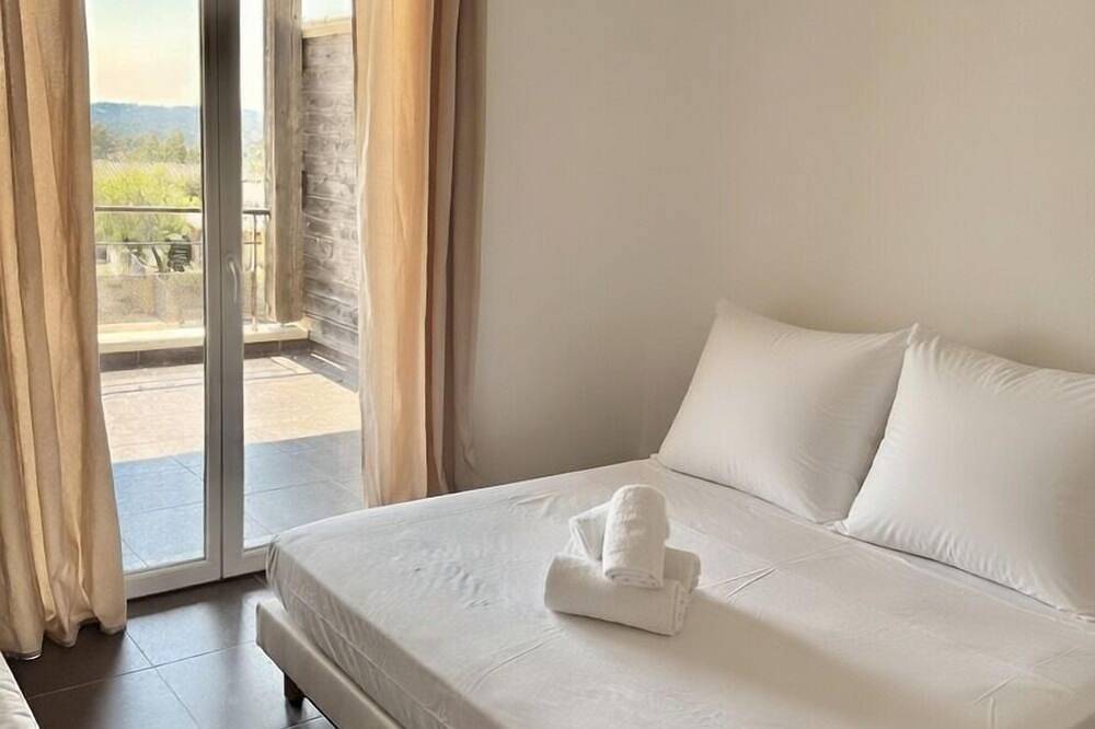 Apartamento entero, Duplex con terrazas, a 500m de la playa, vista al mar en residencia con piscina in Pinarellu, Zonza