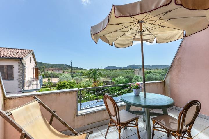 Entire studio, Studio Apartment 'Monolocale Dolores' with Shared Pool, Wi-Fi and Air Conditioning in Campo nell'Elba, Arcipelago Toscano