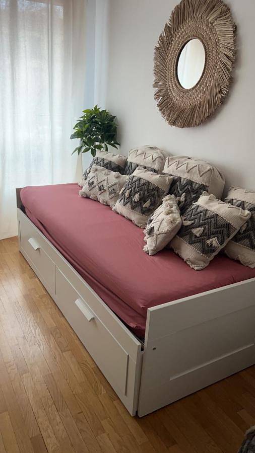 Appartement entier, Paris-Montrouge Magnifique appartement 3 pièces de 75m2 avec Parking - très cosy pour 1 - 8 personnes refait à Neuf -Entire Apartment Luxurious And Warm -Montrouge Paris 14ème - Proche Aéroport Orly Parc Expositions Porte de Versailles Free Wifi Gratuit in Montrouge, Hauts-de-Seine