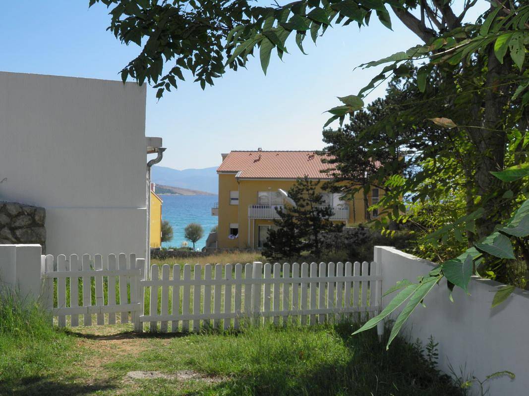 Entire holiday apartment, Charming holiday flat in Baška with private terrace in Zarok, Baska