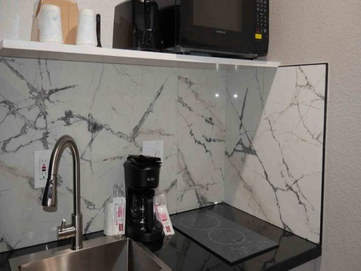 Apartamento entero, 1 Cama Queen | Ducha De Ada/ri/| Ns/cocina in Tacoma, Pierce County