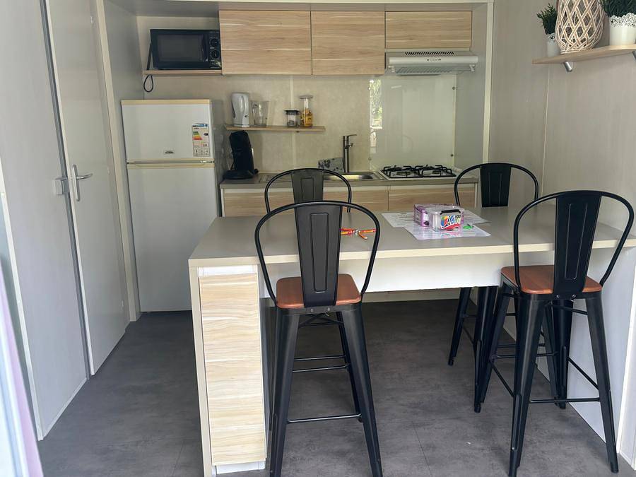 Flower Camping de la Trye - Bungalow 2 personas - 15-Bungalow Grand Marais 32m2 (2bed - 2/6pers.) + Jaccuzzi + Camas hechas + toalla + kit de bebidas - precio para 2 personas in Bresles, Río Oise
