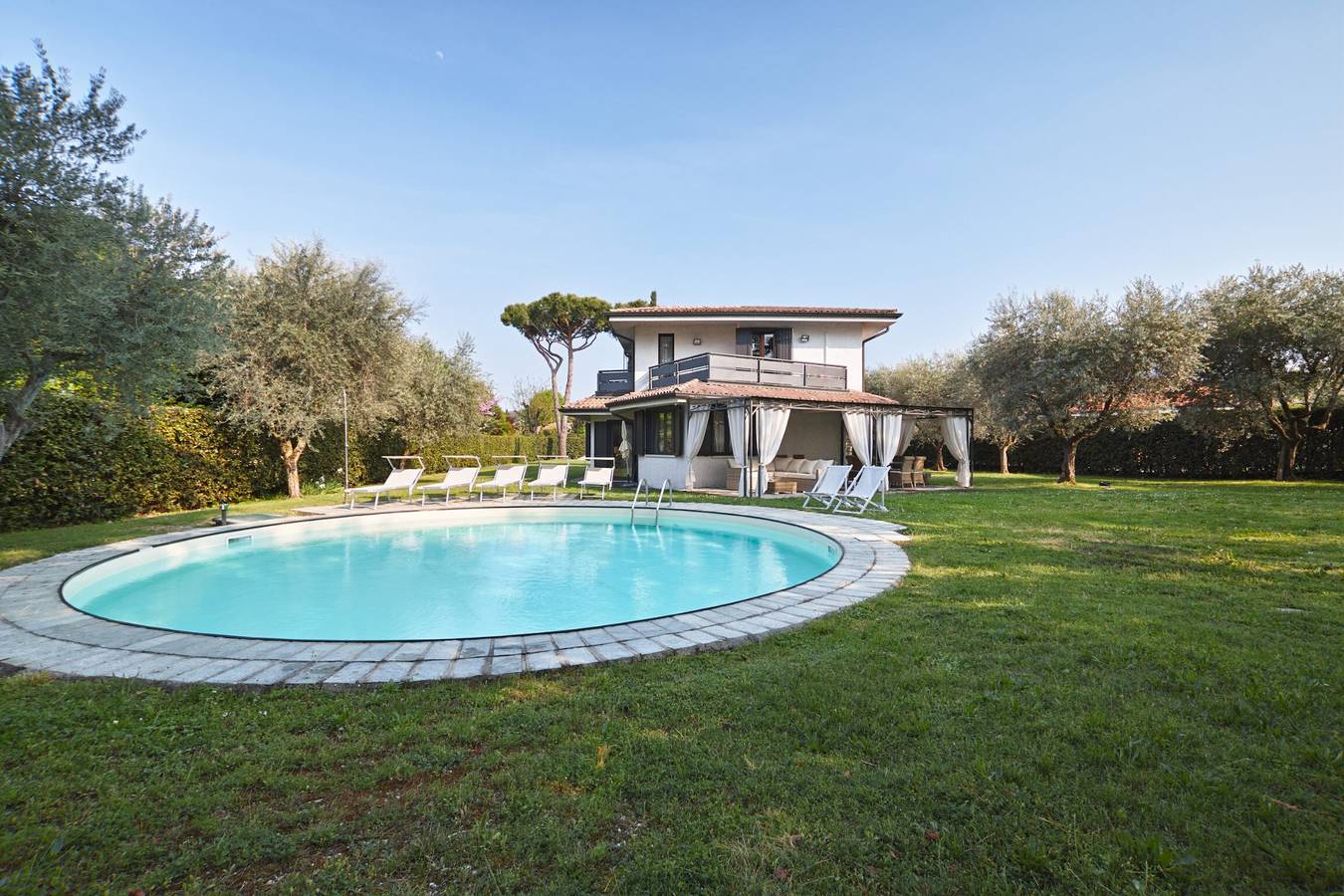 Villa "Grazia" mit Wlan, Garten, Terrasse, Pool Fitnessraum & Sauna in Manerba del Garda, Gardasee-Berge