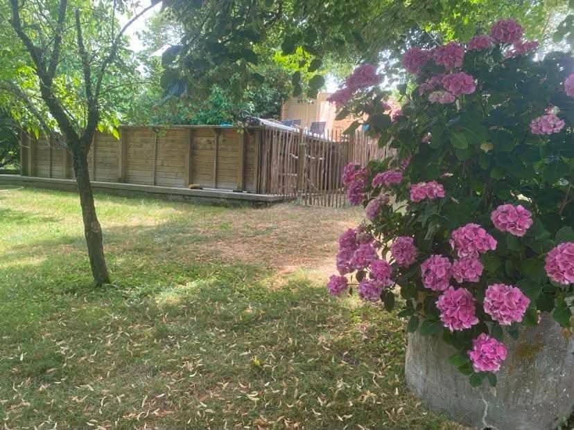 Gîtes Les Perouilles - La Roulotte Climatisée avec Jacuzzi et Piscine Hors sol de Josépha in Puymiclan, Région de Marmande
