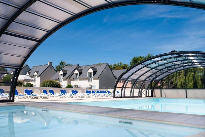 Parc de vacances pour 4 personnes, avec piscine ainsi que bassin pour enfant et terrasse en Bretagne