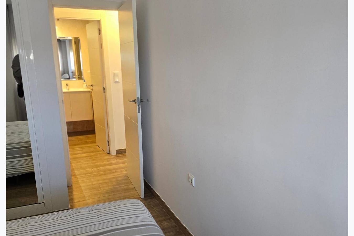 Entire holiday apartment, 1 Bed Flat - Sleeps 2 - Parking - Wifi in Southampton, South East England