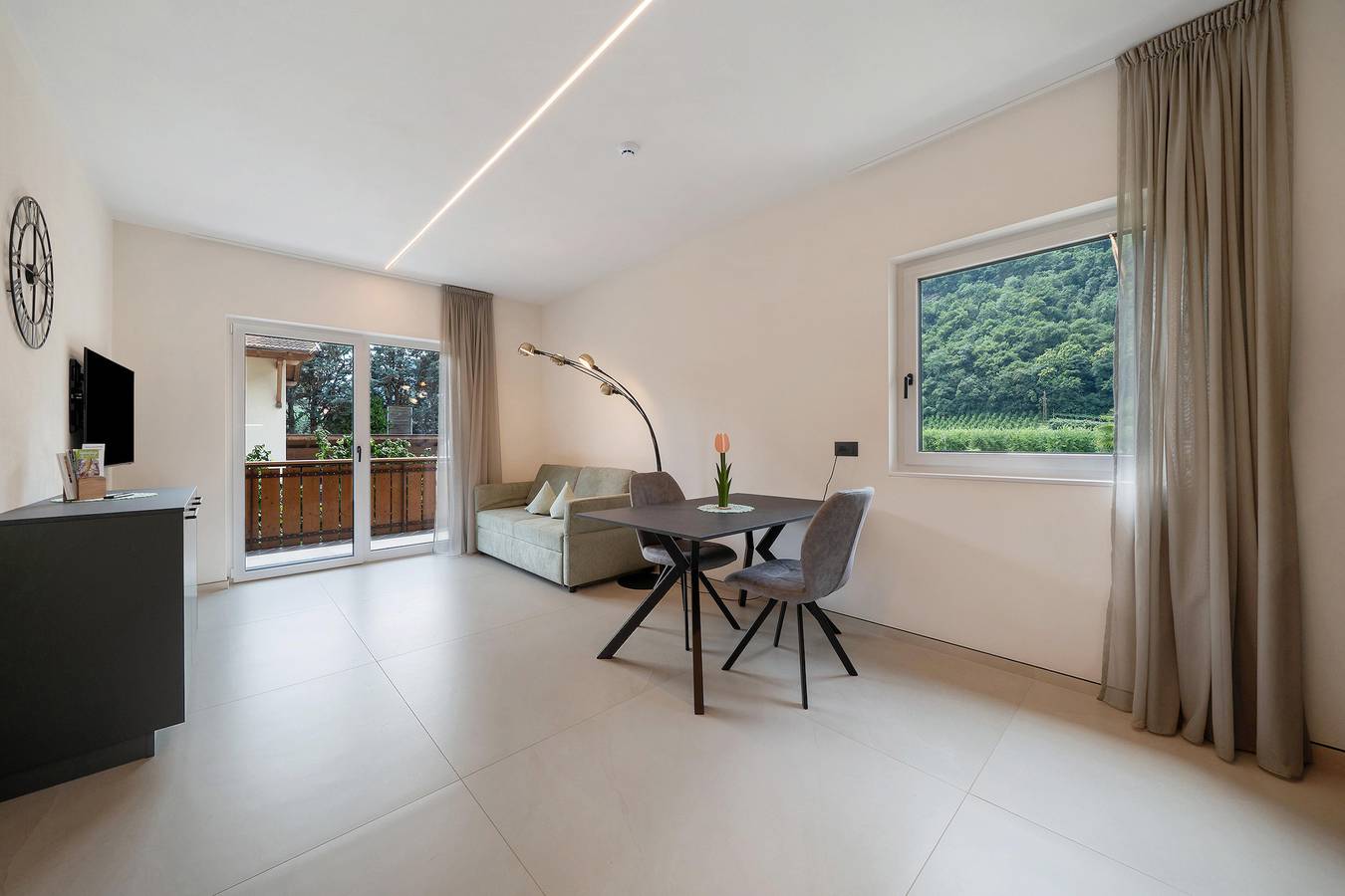 Ganze Wohnung, Ferienwohnung 'Rosalie 4' mit Bergblick, Gemeinschaftspool und Wi-Fi in Niederlana, Lana