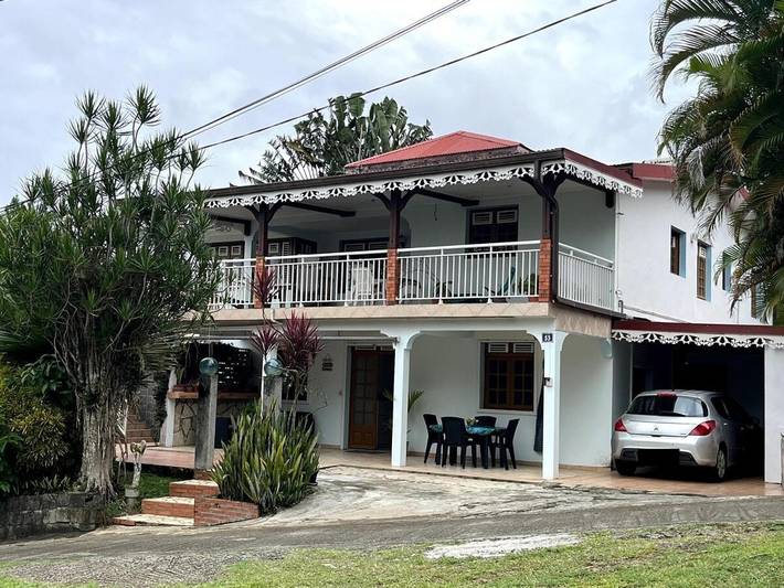 Villa pour 4 personnes, avec piscine et jardin ainsi que vue et terrasse