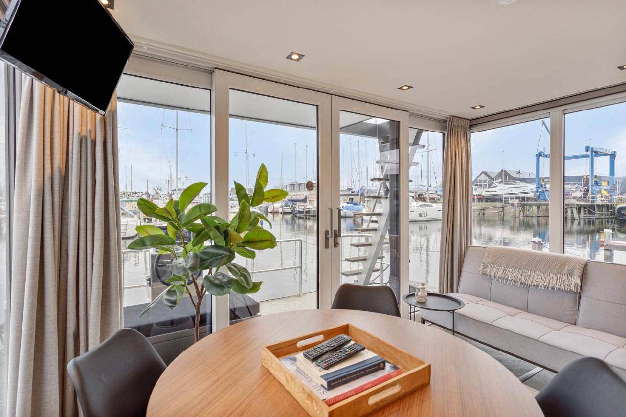 Luxurious waterloft near beach and centre by Weltevreden Experience in Zeewolde, Flevoland