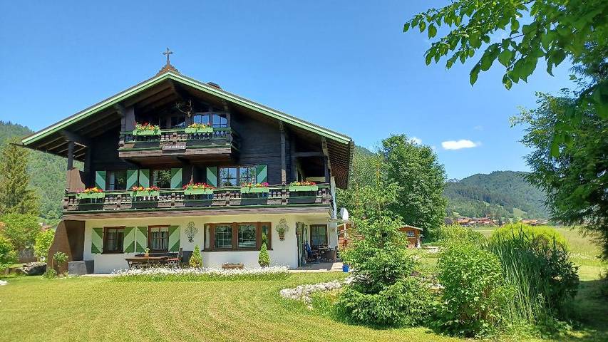 Ferienwohnung für 4 Personen, mit Balkon und Terrasse sowie Garten und Sauna in Reit im Winkl
