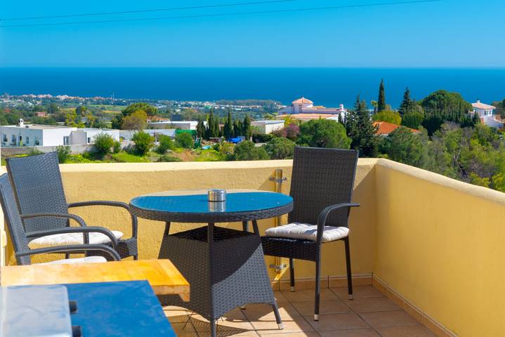 Estudio entero, Ático Estudio 'Roca Penthouse' con vistas al mar, Wi-Fi y aire acondicionado in Estepona, Costa del Sol