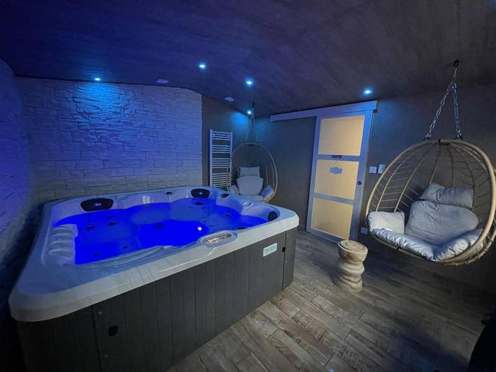 Location de vacances pour 2 personnes, avec Balcon et Jacuzzi ainsi que Terrasse et Jardin dans Landisacq