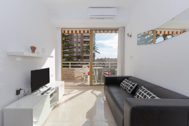 Apartamento entero, Nuevo y moderno apartamento de 2 camas con balcón, aire acondicionado y Wi-Fi in La Carihuela, Torremolinos