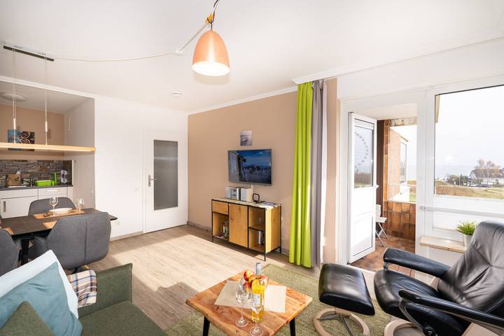 Ferienwohnung für 4 Personen, mit Meerblick und Balkon sowie Seeblick in Lensterstrand