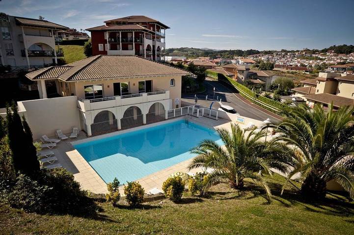 Appartement entier, Studio avec accès piscine, Wi-Fi + Parking gratuit in Ciboure, Région de Bayonne