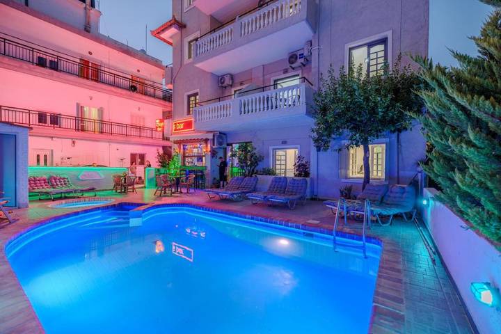 Apartahotel para 2 personas, con piscina y terraza además de vistas y piscina para niños en Creta
