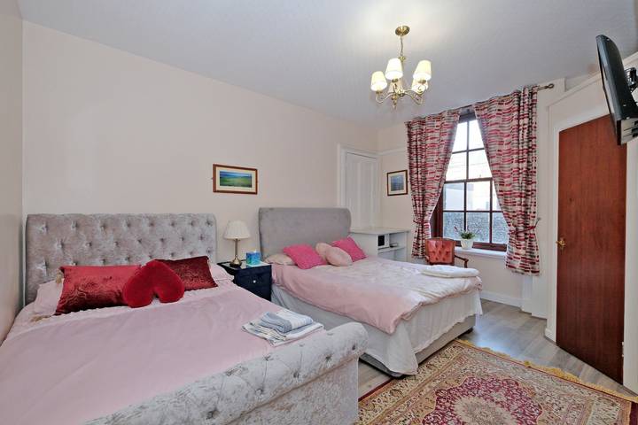 Vacation rental for 17 people, kid friendly in Aberdeen