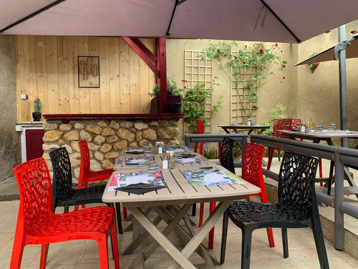 Double Room with Private Bathroom in Mirambeau, Région de Jonzac