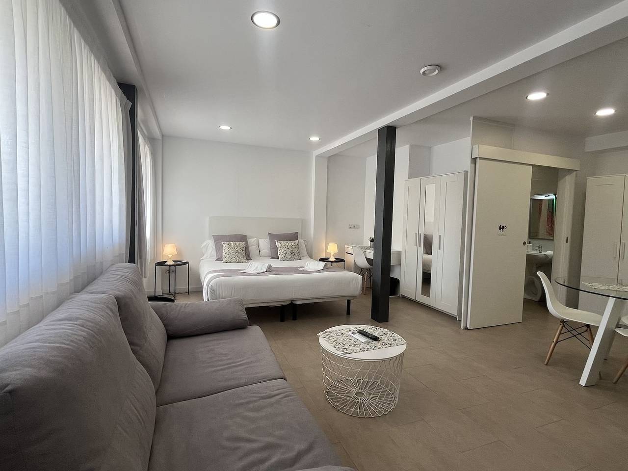 Entire apartment, Reig 1.Studio up to 4 pax. Valencia in Valencia, Costa de Valencia