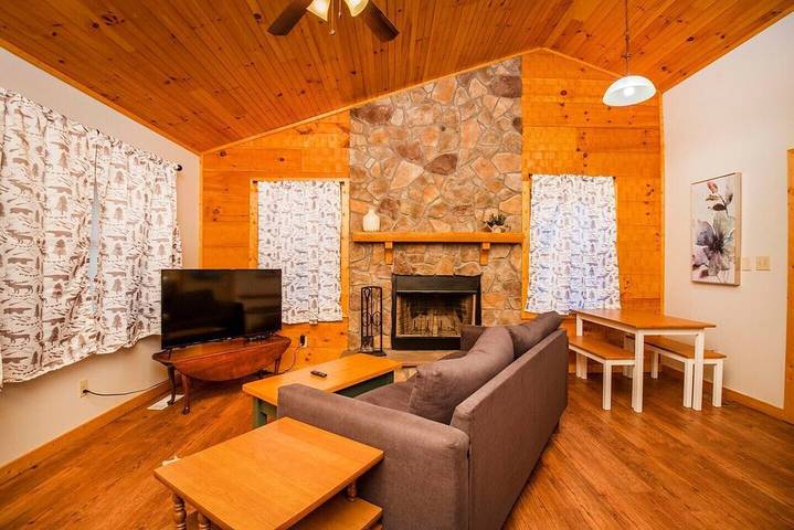 Glamping for 2 people, with balcony and yard as well as hot tub in Great Smoky Mountains National Park