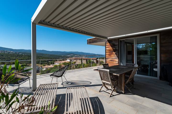 Location de vacances pour 4 personnes, avec Balcon et Terrasse ainsi que Jardin et Piscine dans Porticcio