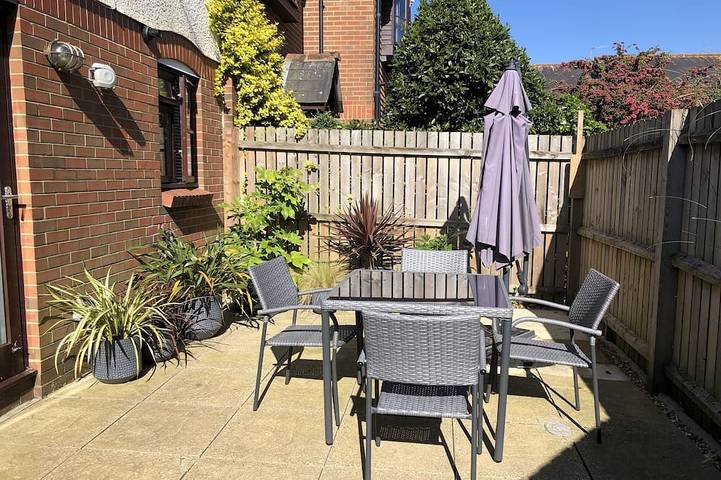 Perfect retreat for two! One bed house with garden, minutes from sea front in Poole, Poole Harbour