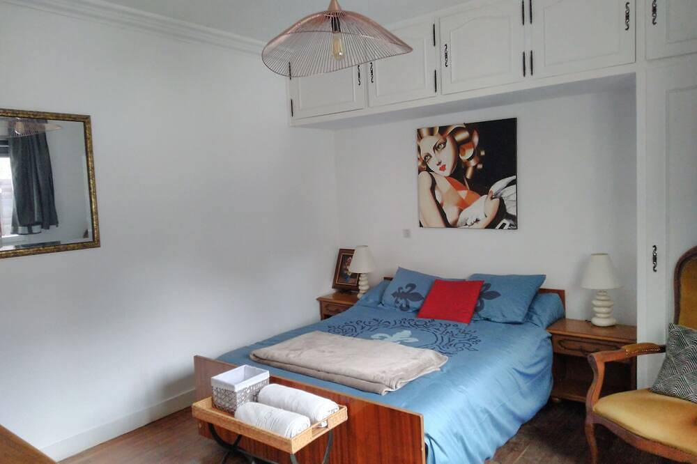 Marguerite Room - 50s decoration<br>, Continental breakfast included in Périgueux, Périgord Blanc