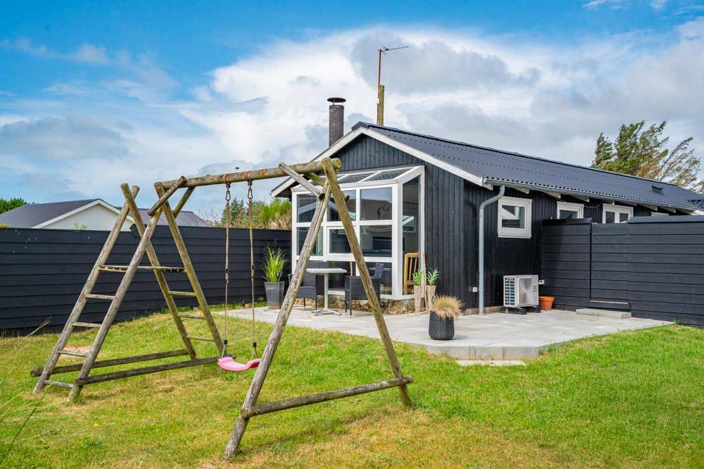 2022 - Neurenoviertes Ferienhaus in guter Lage in Henne Strand in Henne, Varde