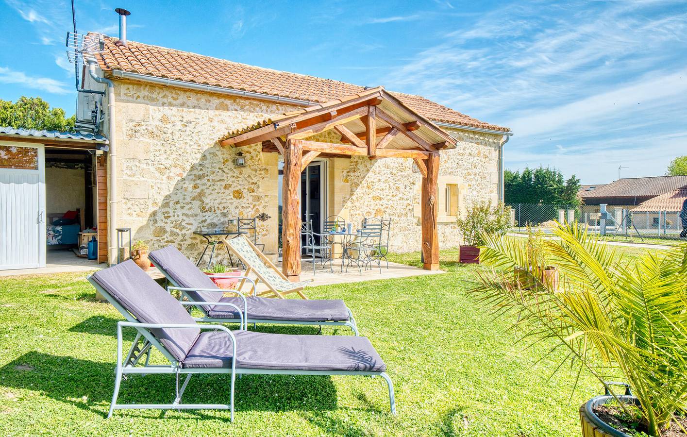 Cozy Garden Apartment avec WiFi, A/C, Parking in Les Lèches, Périgord Pourpre
