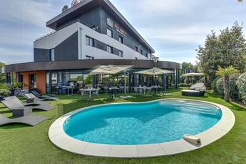 Hôtel pour 2 personnes, avec sauna ainsi que terrasse et piscine, animaux acceptés à Saint-Herblain