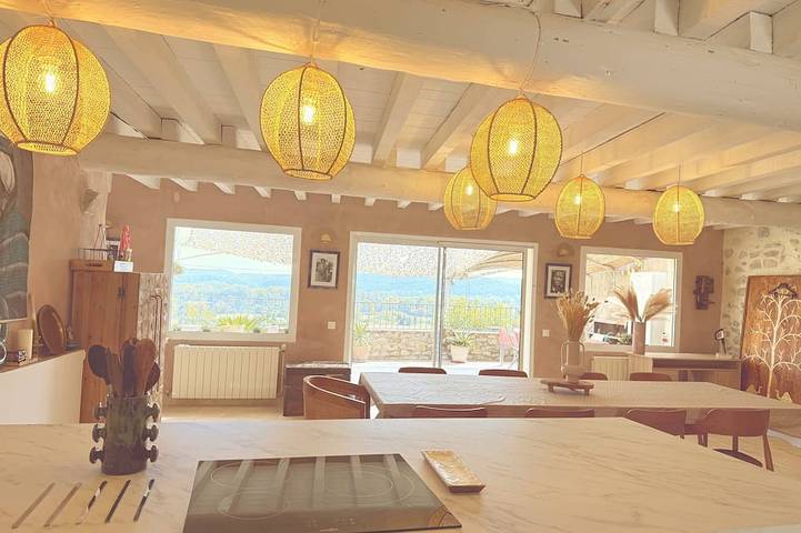 Gîte pour 14 personnes, avec jardin et jacuzzi à Cassagnoles