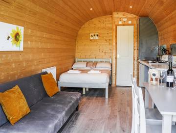 Glamping for 4 People in Brynsiencyn, Isle of Anglesey, Photo 4