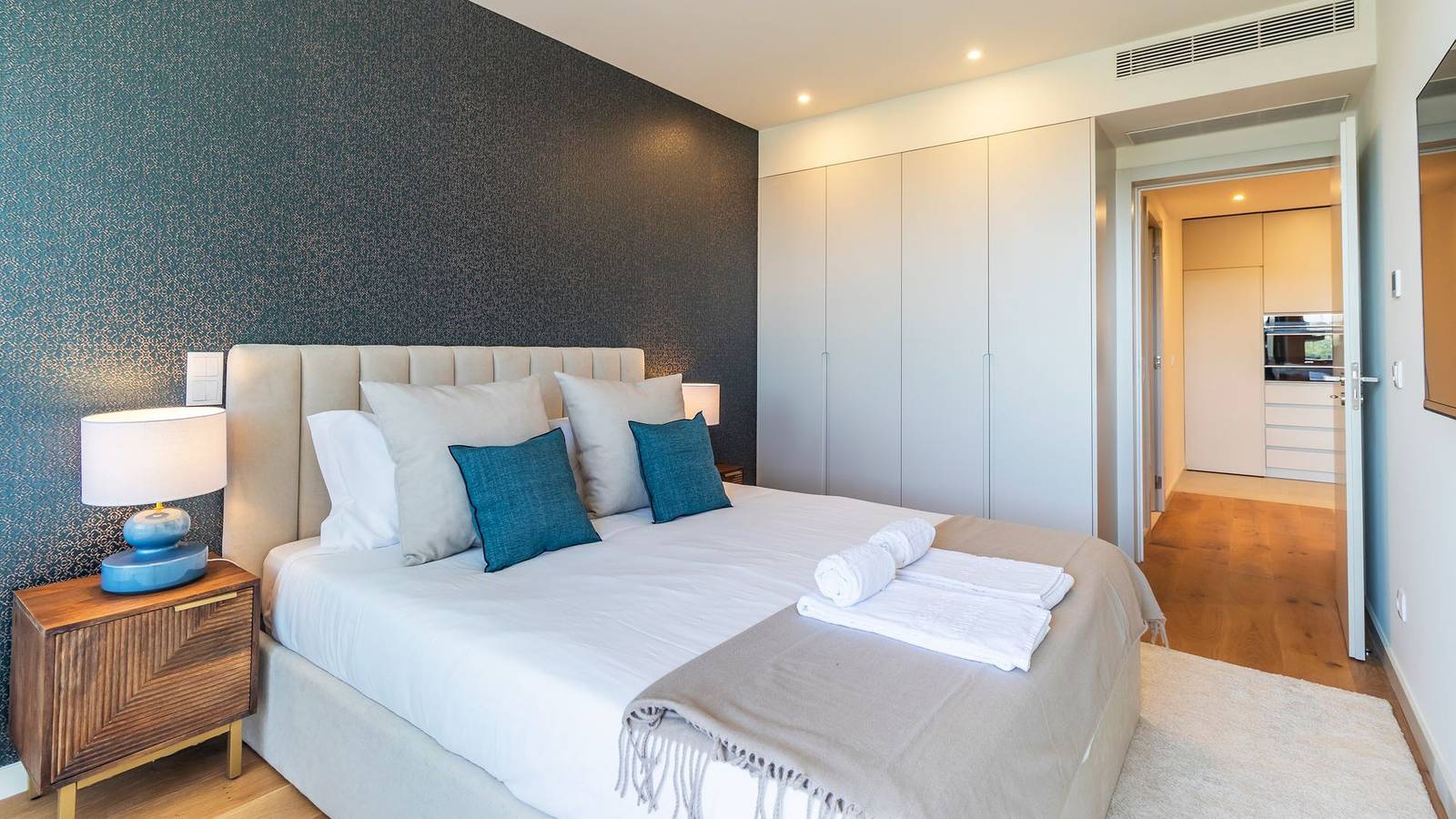 Apartamento inteiro, Contemporary Oasis w/ Balcony by Lovelystay in Oliveira do Douro, Distrito do Porto