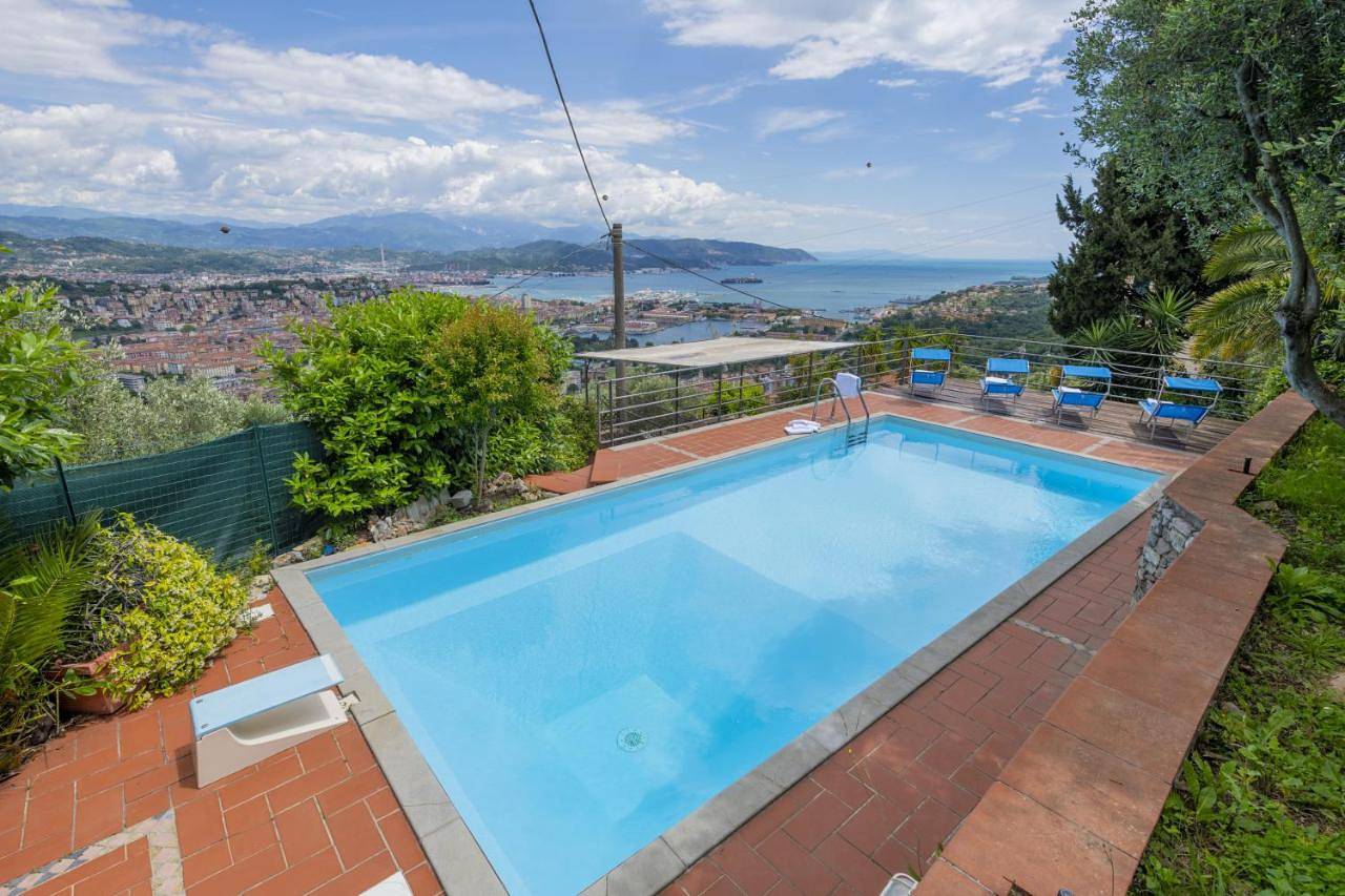 Villa le palme-Pool, garden, terrace & sea view in Costa di Murlo, La Spezia